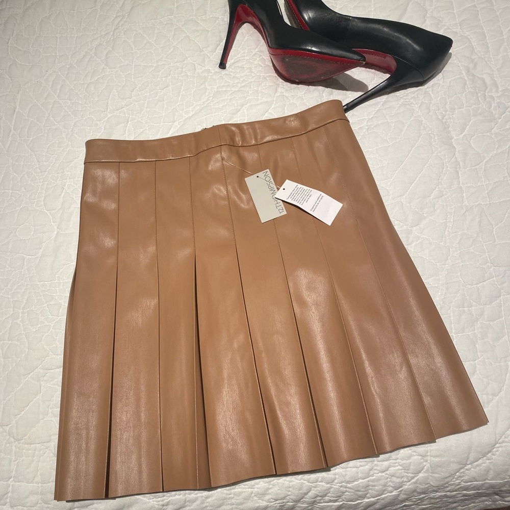 Adorable faux leather pleated skirt , new with tags size L